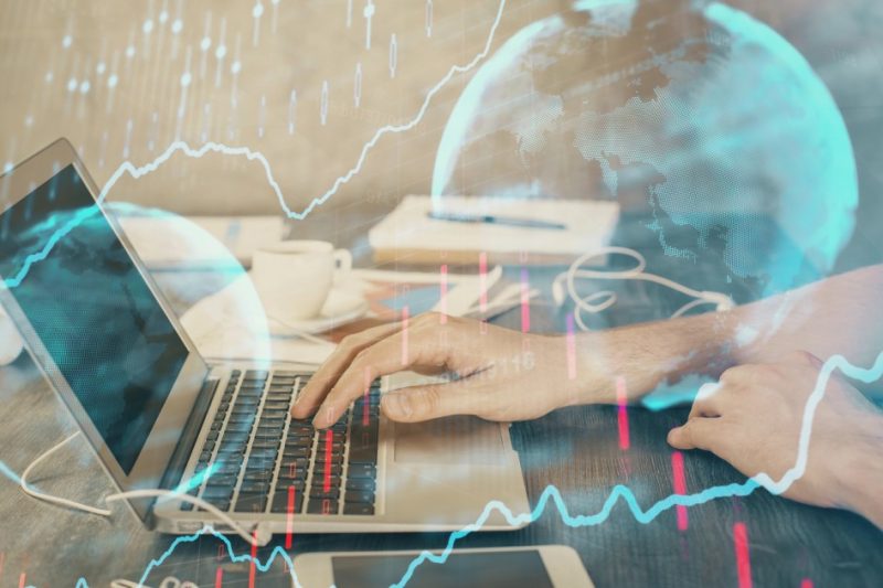 Bitcoin se propadl a investoři přesedlali na zlato a stříbro