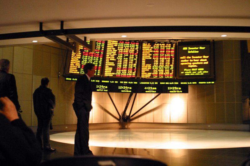 Co se stalo ve světě financí dne 27. prosince 2025