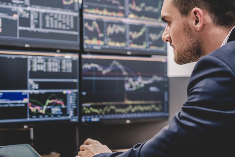 Analytici sází na růst dividend v roce 2026 u tří titulů