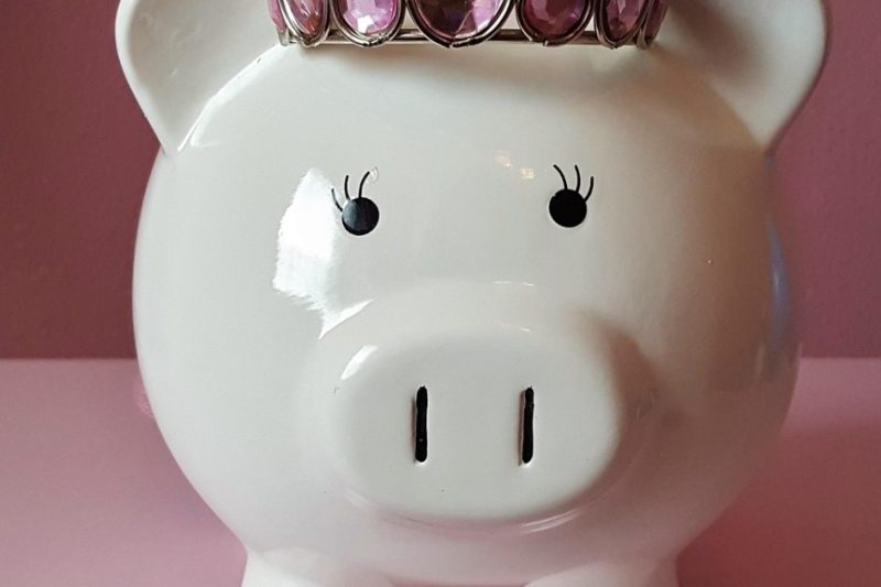 Češi nechávají příliš peněz na účtech a ztrácejí na inflaci