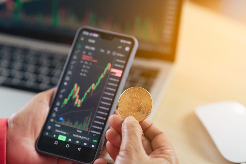 Bitcoin má nezvykle nízkou volatilitu a láká fondy